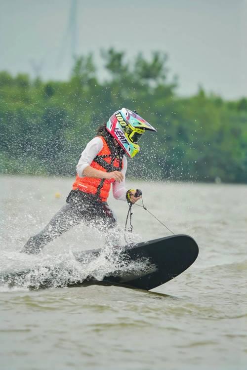 LEYU SPORTS中国官方网站-海滩冲浪训练营，感受浪花上的运动激情