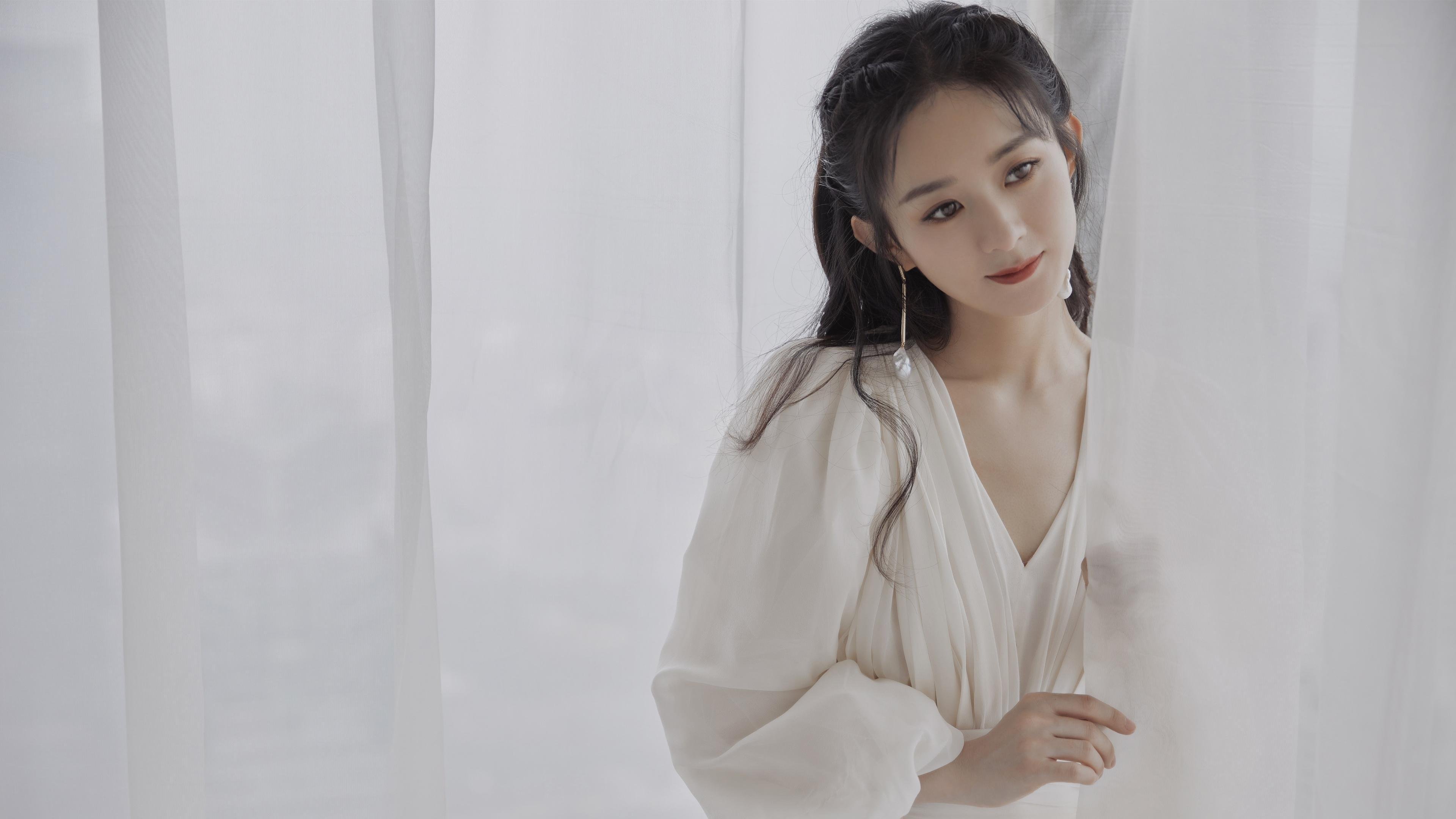 _云端天幕跑：虚拟现实中的极速飞行_，云端天空