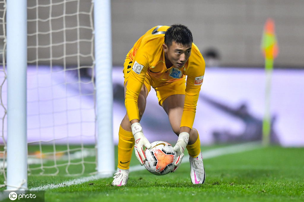 关于乐鱼体育:年轻门将韩佳奇“临危受命”，球迷：希望他能顶住压力，守好国门！的信息