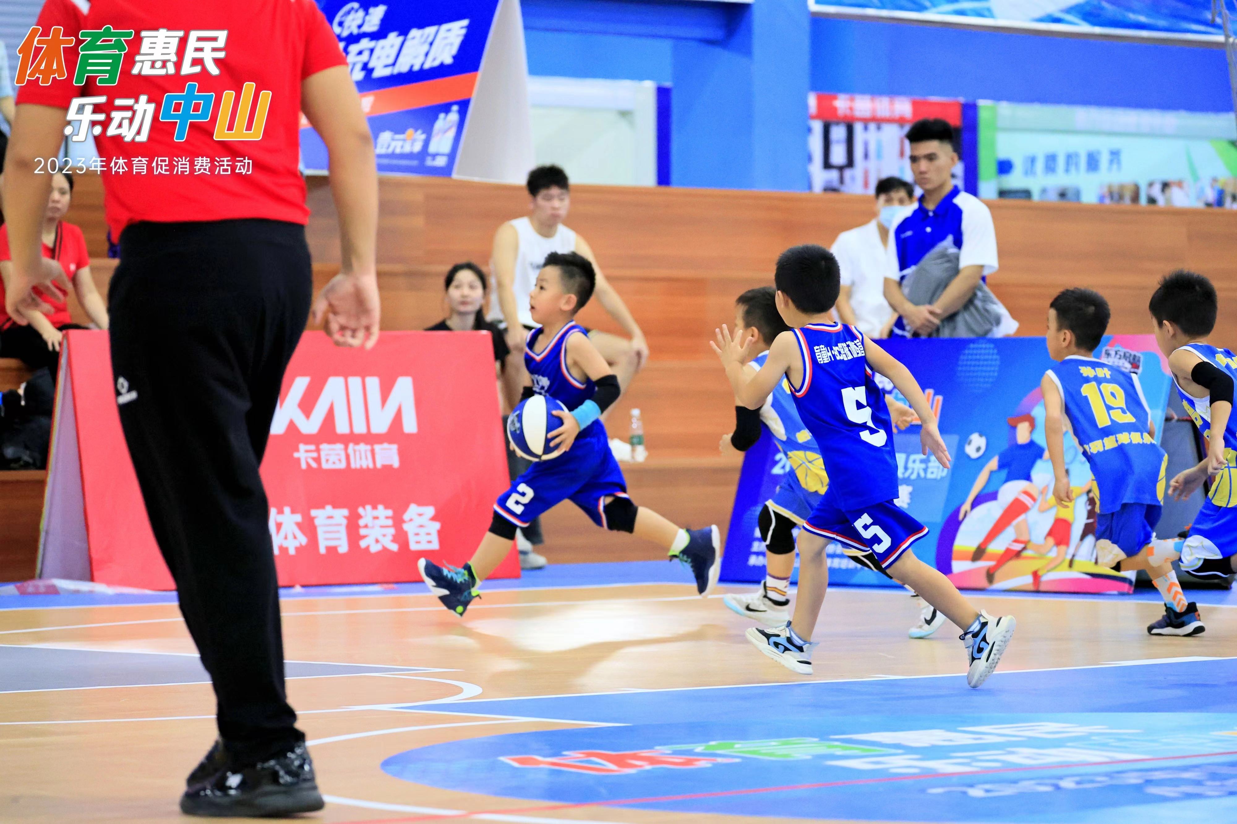 乐鱼体育：青少年篮球夏令营开营，快乐篮球伴成长的简单介绍